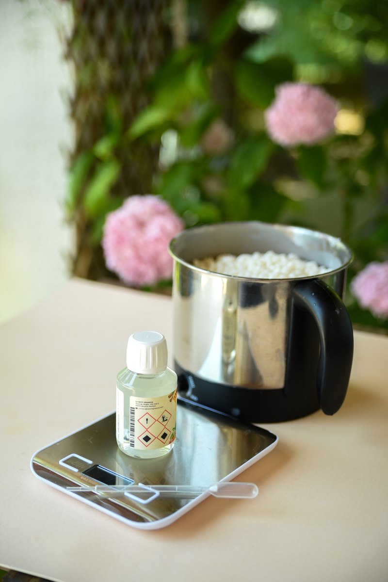 Pesée précise de la cire et de l'essence parfumée